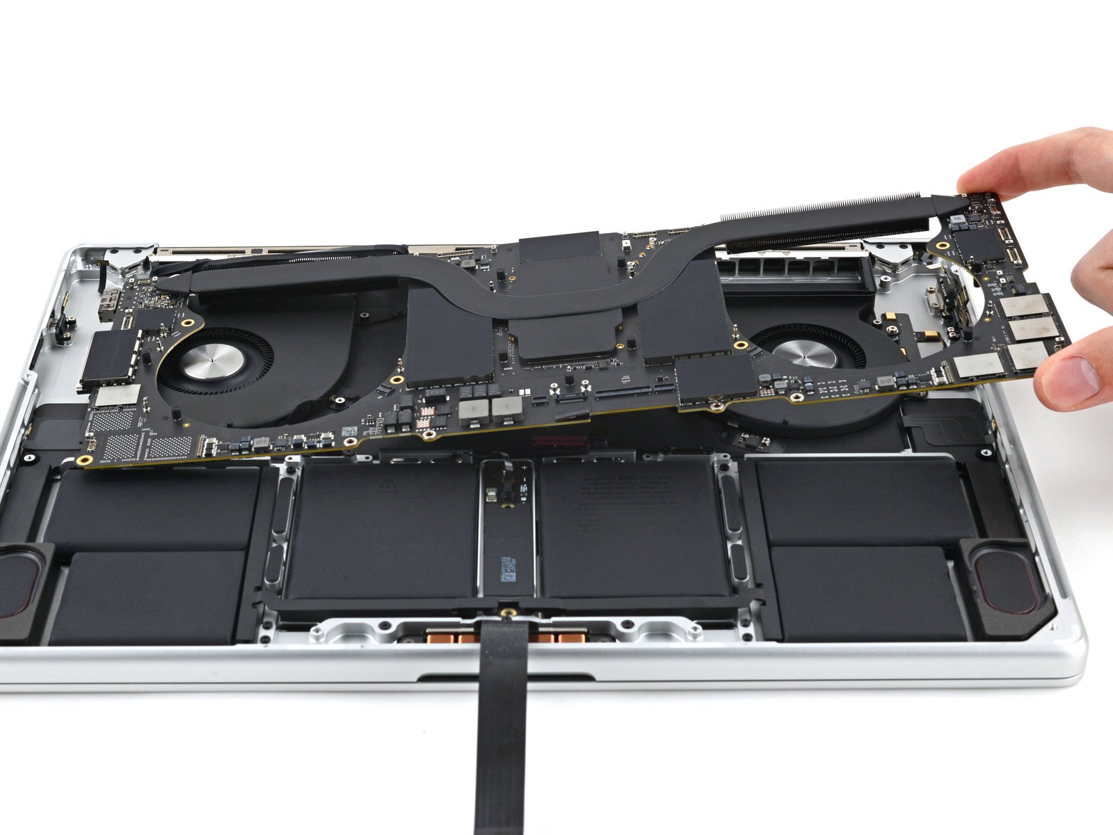 Técnico especialista reparando tarjeta lógica de MacBook Pro bajo microscopio en macWave CDMX